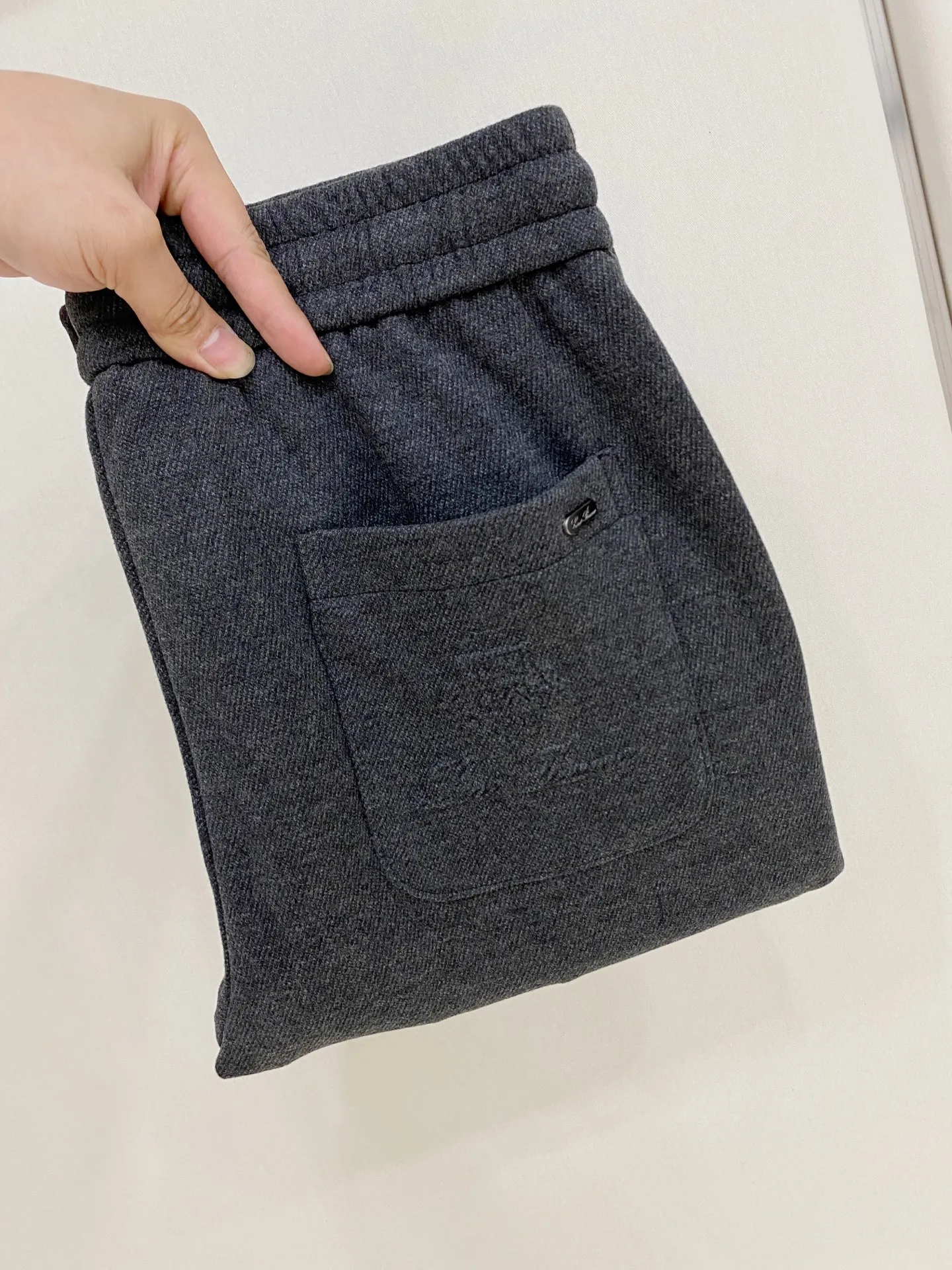 Loro Piana 2026 Autumn and Winter New Arrival Casual Pants Fabric: Wool fabric, soft and thick, with outstanding drape, skin-friendly and comfortable, and the upper body is stiff and not easy to wrinkle. Fit: Elastic drawstring straight fit, low-key embossed logo, diagonal pockets, neat legs, to accommodate a variety of leg shapes. Color: four colors: oatmeal, blue-gray, coffee brown, and black, low saturation and high-end colors, suitable for all kinds of tops. Sizes:M-4XL